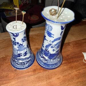 Blue Willow vintage hat pin holders with 5 pins all vintage